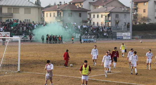 Fumogeno durante una partita (foto d'archivio)