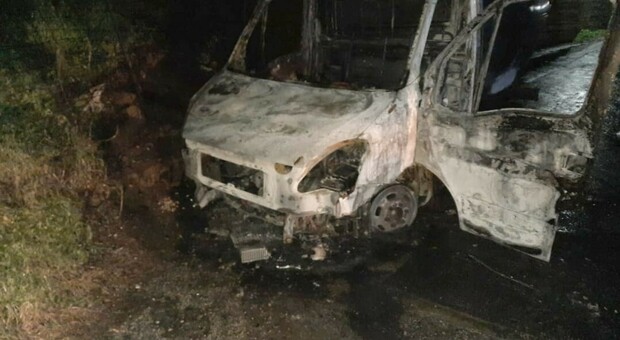 Il camion incendiato a Pozzuoli