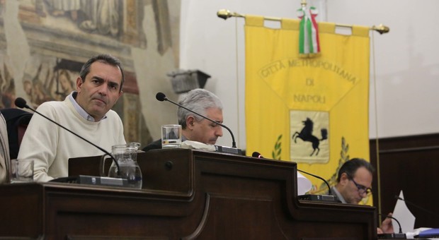 Napoli, salta il Consiglio metropolitano l'ira di de Magistris: «È una vergogna»