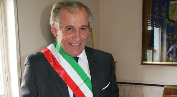 Restano ai domiciliari il sindaco di Grumo Nevano Chiacchio e il vigile urbano arrestati per corruzione