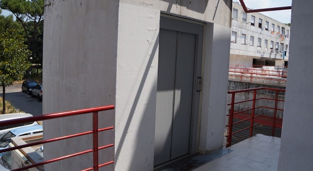 Napoli, l'ascensore si blocca continuamente: disabili intrappolati nelle case popolari