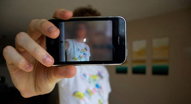 Ruba un iPhone e scatta un selfie: la foto finisce su Facebook, ora è ricercato
