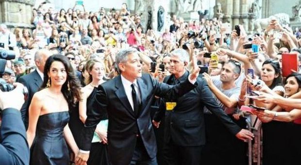 George Clooney e la fidanzata Amal a Firenze: fan in delirio. Lei: "Non vedo l'ora di sposarlo"