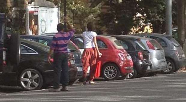 Roma, accoltellato dal parcheggiatore abusivo ai Parioli. I residenti: «Quell'uomo ci molestava da anni»
