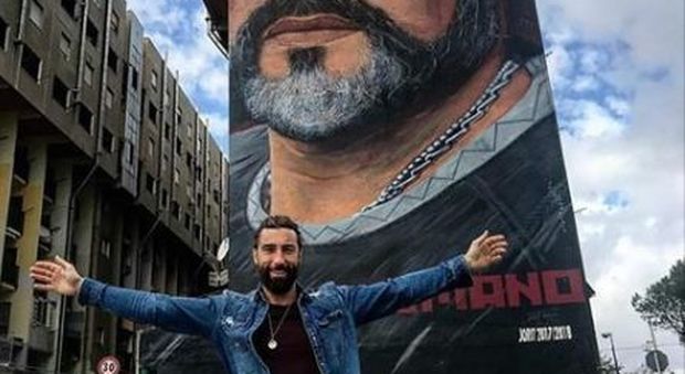 Napoli, lo streetartist Jorit contro l'inviato di «Striscia» Brumotti: «Sei giustizialista e arrivista»
