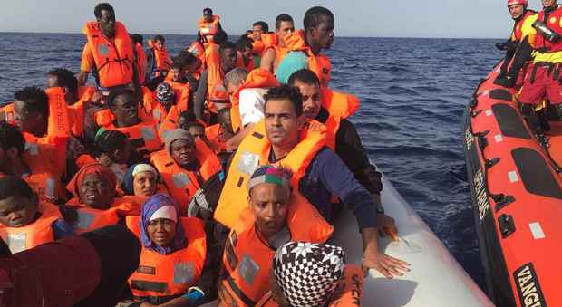 Migranti salvati al largo della Libia (foto Proactiva Open Arms da Twitter)