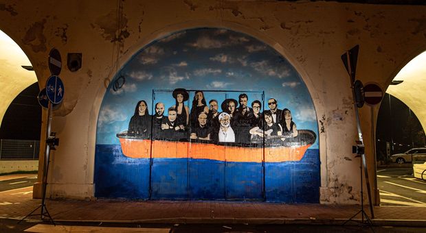 Guccini su un barcone con Elisa, Malika Ayane e Manuel Agnelli: il nuovo murales di TvBoy è anche la cover del disco