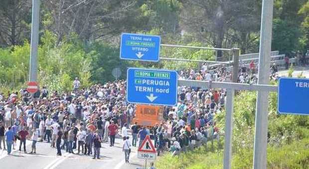 Terni, RaTO bloccato dagli operai Ast riaperta la strada alla circolazione