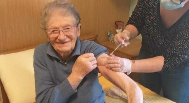 Un'anziana vaccinata