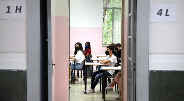 Covid a Napoli, contagi nelle scuole: salgono a 81, il 40% in più del precedente report