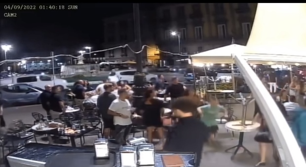 Napoli, spari tra i turisti in pieno centro: «Qui si rischia di morire, fermateli»