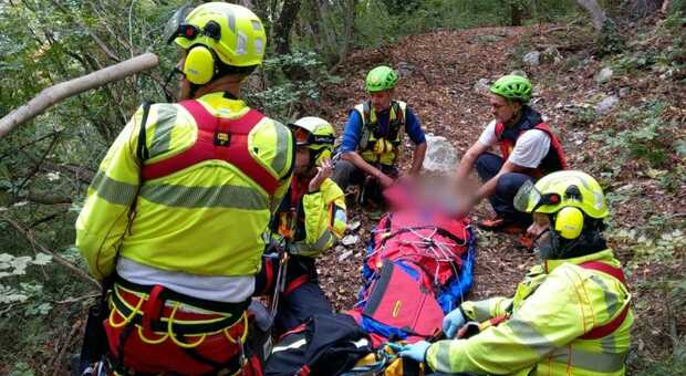 Incidente sul Monte Baldo, escursionista ruzzola per 20 metri: 54enne padovana in gravi condizioni