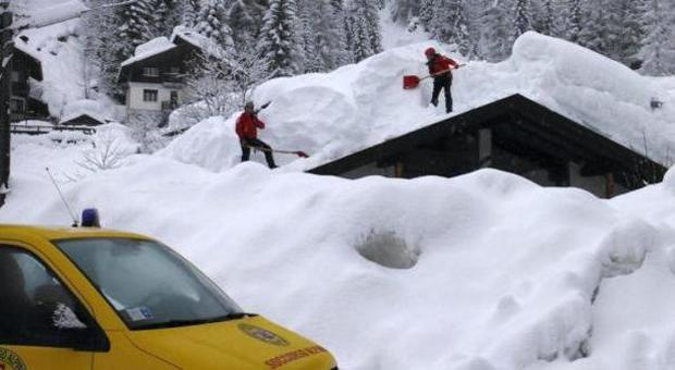 Vola dal tetto della casa, la neve attutisce la caduta: salvo 51enne