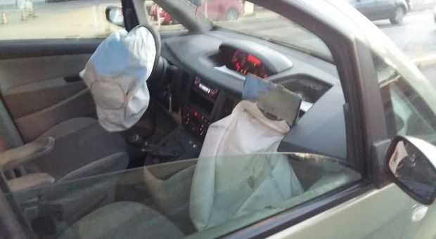 Esplode l'airbag, bimba di 2 anni in ospedale in arresto cardiaco: gravissima