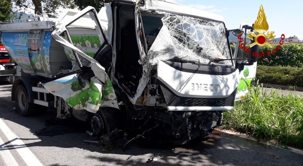 Camion della Savno si sfascia nell'incidente: autista bloccato all'interno Foto