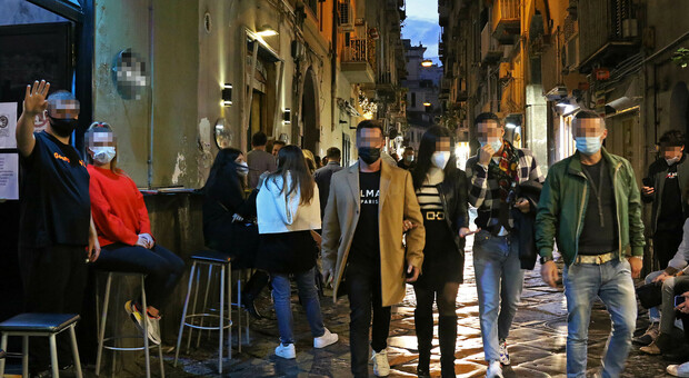 Napoli, controlli anti-Covid a Chiaia: chiuso un bar, multate 15 persone senza mascherina