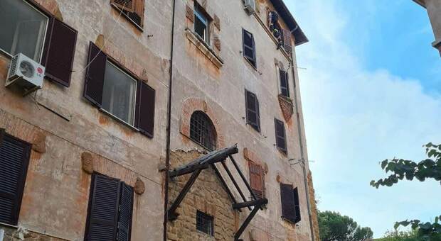 Roma, donna minaccia di uccidersi lanciandosi dal balcone: salvata dai vigili del fuoco