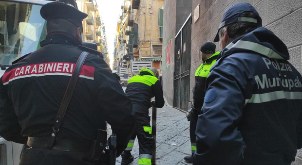 Paletti e posti auto venduti a Napoli: aggredito un 28enne, quattro denunce