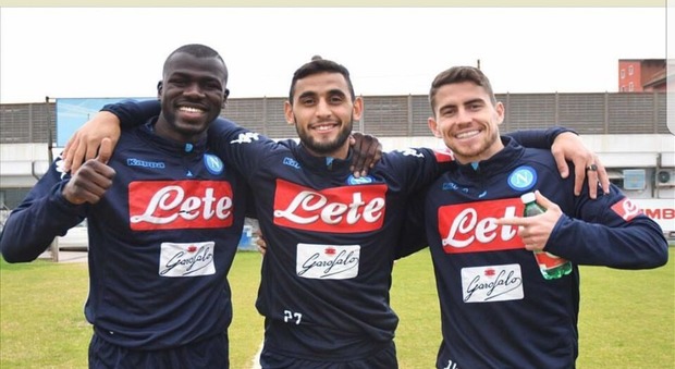 Ghoulam in clinica con le stampelle, Koulibaly rincuora: «Sempre con te»