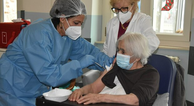 Angela e il vaccino a 98 anni: «Ho lavorato l’acciaio, non ho paura»