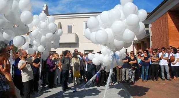Marina di Montemarciano, palloncini bianchi e vele di kite-surf per l'ultimo saluto a Lorenzo