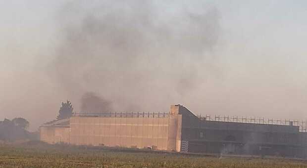 Incendio nei campi, le fiamme minacciano Masseria La Tenente