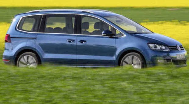 La nuova Volkswagen Sharan durante la prova su strada