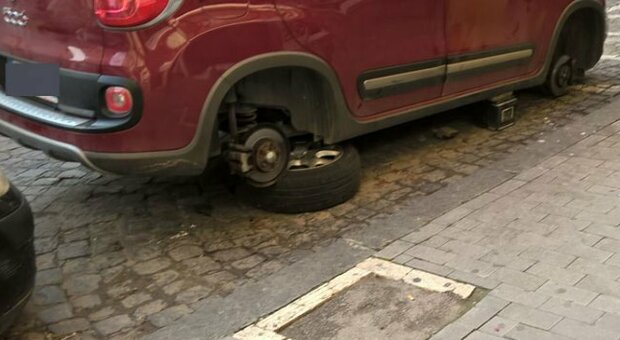 Napoli, furto di pneumatici all'Arenella: due ladri bloccati dalla polizia