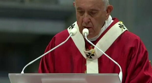 Papa Francesco ammette la crisi della Chiesa: «La nostra fragilità non sia ostacolo al Vangelo»