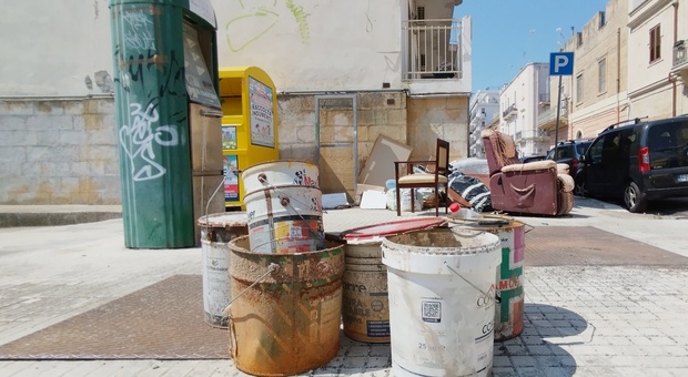 Brindisi, centro raccolta chiuso e rifiuti sparsi in ogni angolo della città. L'azienda: a breve riapriamo tutto