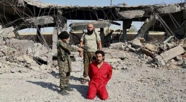 Isis, nuove immagini choc: ragazzino spara alla testa di una presunta spia