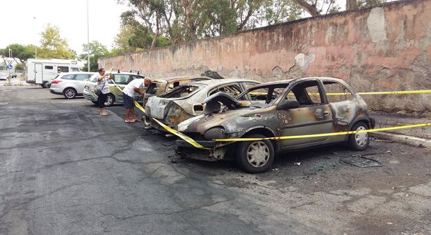 Ostia, incendio in un parcheggio: distrutti un camper e cinque auto Non si esclude l'atto doloso