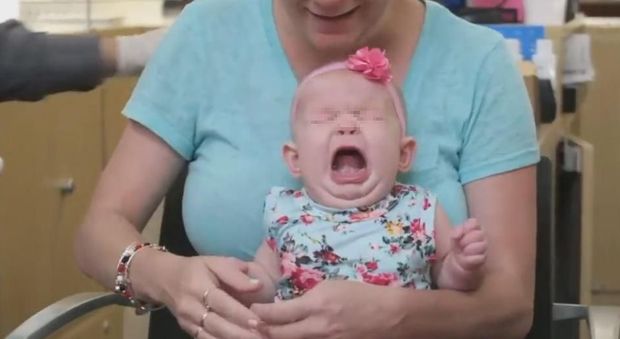 Fa i buchi alle orecchie alla figlia neonata e pubblica il video su Fb, mamma accusata di abusi