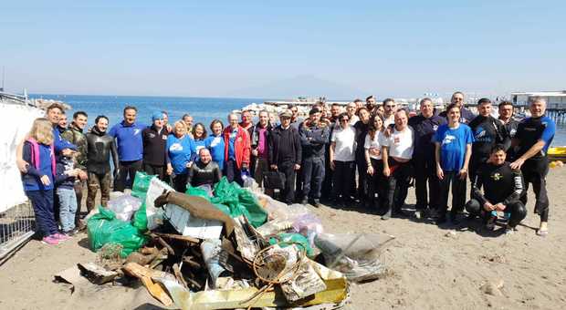 Sorrento, volontari in azione dopo le mareggiate: spiaggia liberata dai detriti