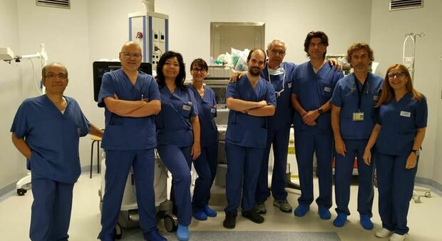 Il dott. Francesco De Martino, primo a sinistra, con la sua equipe (dalla pagina Facebook dell'Ulss 6)