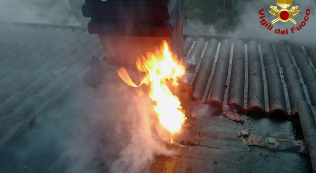 A fuoco tetto di una palazzina: fiamme dalla canna fumaria