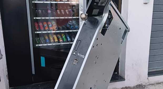 Terni, assalto al distributore di bevande di piazza della Pace: «Non solo rubano, ma devastano tutto»