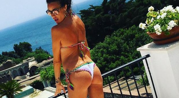 Alessia Fabiani, bikini e lato b da urlo in vacanza a Capri