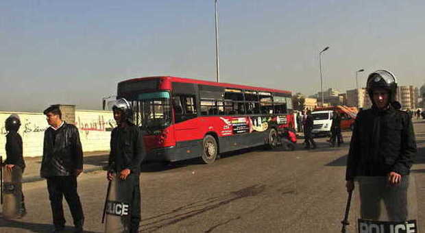 L'autobus colpito dall'attentato (foto Ap)