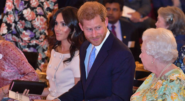 Meghan Markle e il principe Harry, la regina vieta ai suoi ospiti di parlare di loro