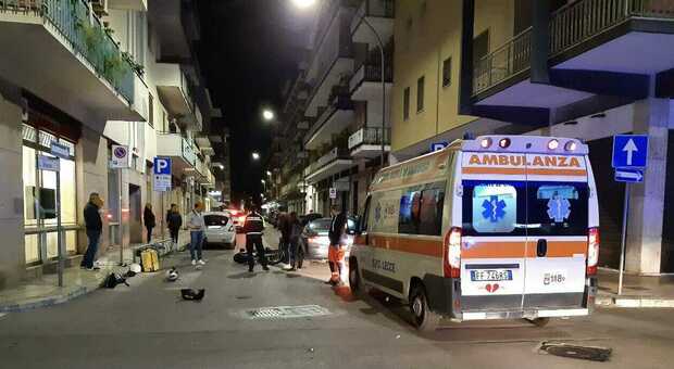 Lecce, paura a due passi dal centro: scontro fra auto e moto. Ferito un 21enne
