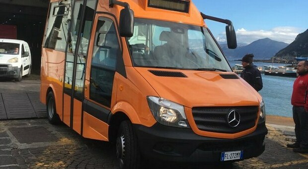 Capri, i nuovi bus vietati alle carrozzine elettriche: la protesta di un disabile