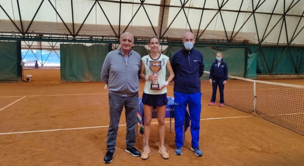 La vincitrice Vittoria Paganetti, tra il presidente del Coni Abruzzo Enzo Imbastaro e il direttore del torneo Fabrizio De Vanna