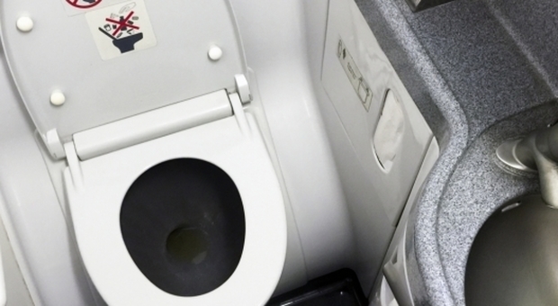 La toilette di un aereo, in India i rifiuti organici vengono scaricati in volo