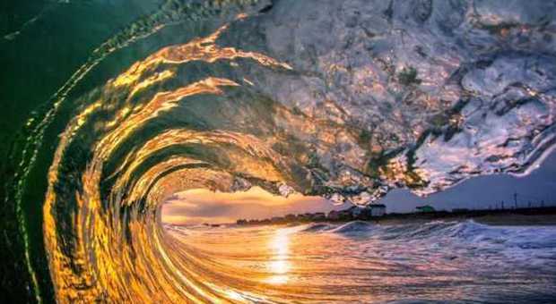 ll sole tramonta tra le creste delle onde: spettacolo nell'oceano Atlantico