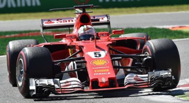Sebastian Vettel con la sua Ferrari a Suzuka