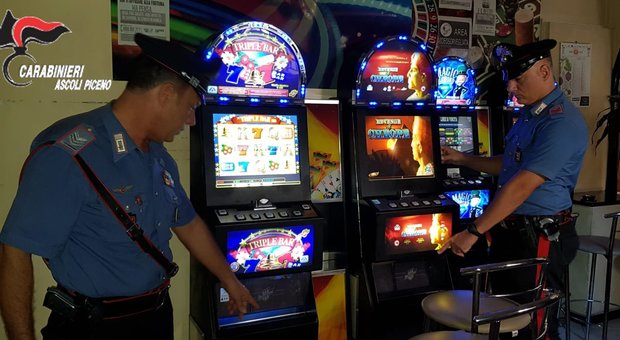 San Benedetto, svaligia slot machine e tenta di fuggire: giovane arrestato