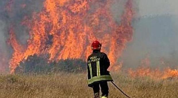 Scoppia un vasto incendio sopre le colline di Ascoli