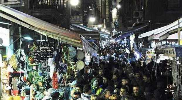 Napoli, terrore nelle strade dei presepi: spari in aria in mezzo alla folla