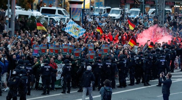 Germania, furia neonazista contro immigrati: 20 feriti a Chemnitz
